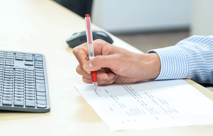 挑戦の一歩を実務面からサポートします。